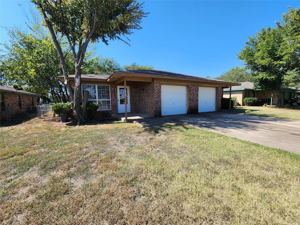616 Gardens Boulevard B, Burleson