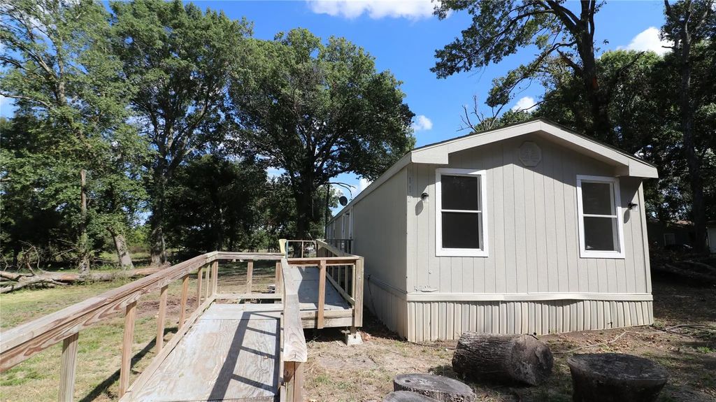 112 Private Road 483, Hillsboro