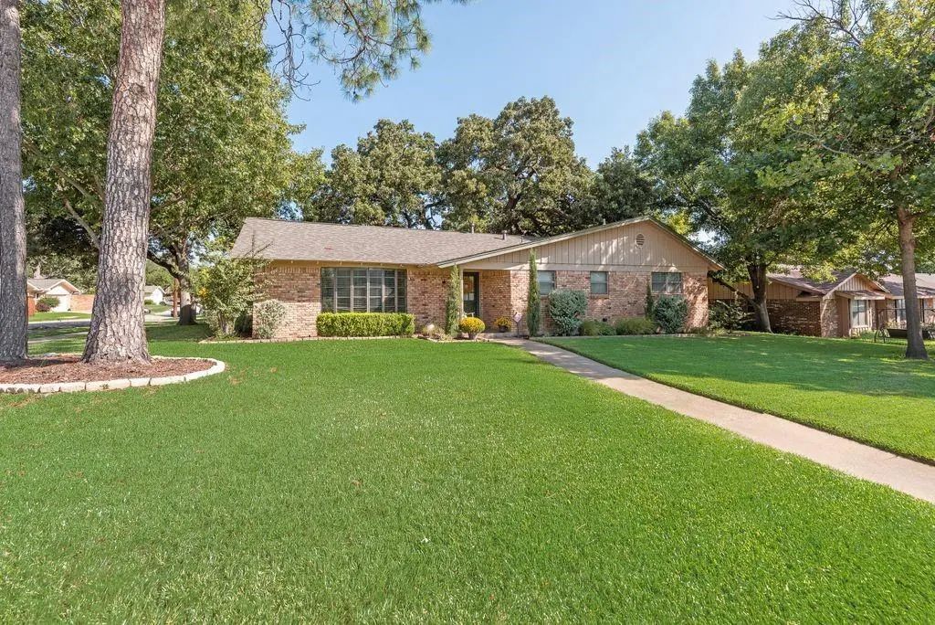 332 Plainview Drive, Hurst