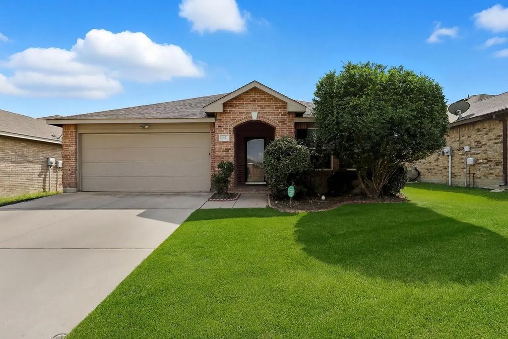 2621 Mill Springs Pass, Fort Worth