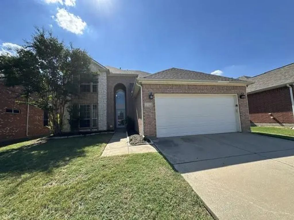 2756 Thorncreek Lane, Fort Worth
