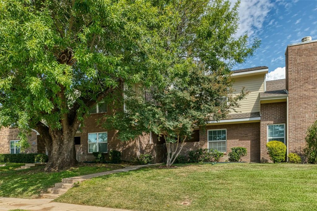 831 Summercreek Drive, Lewisville
