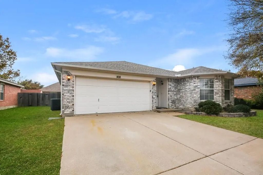 908 Fenway Lane, Saginaw