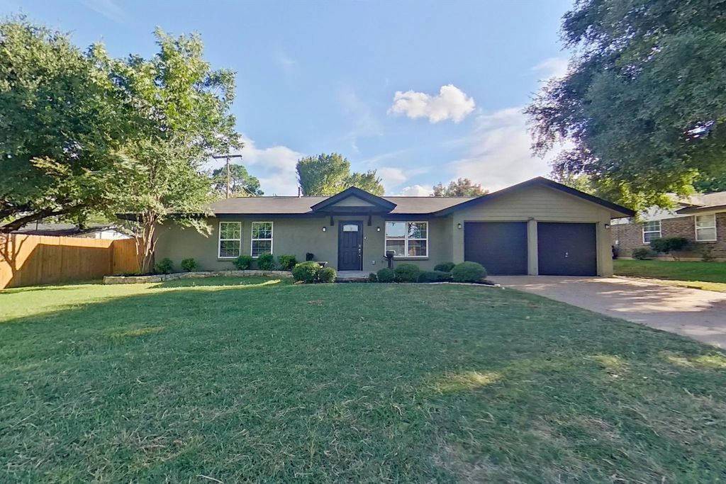 2216 Highcrest Drive, Bedford