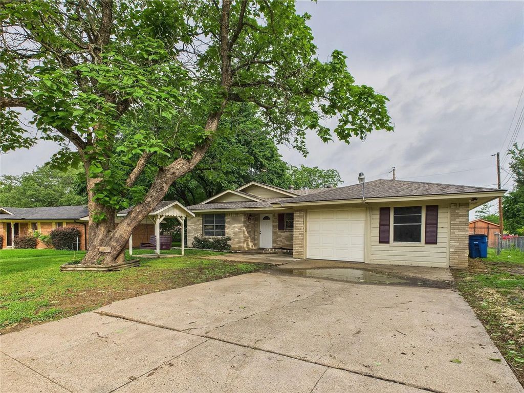 802 Loy Lane, Ennis