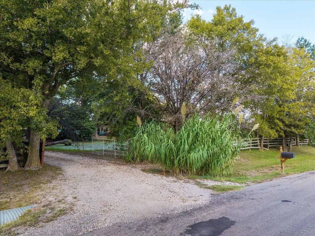 814 Signal Road, Quinlan