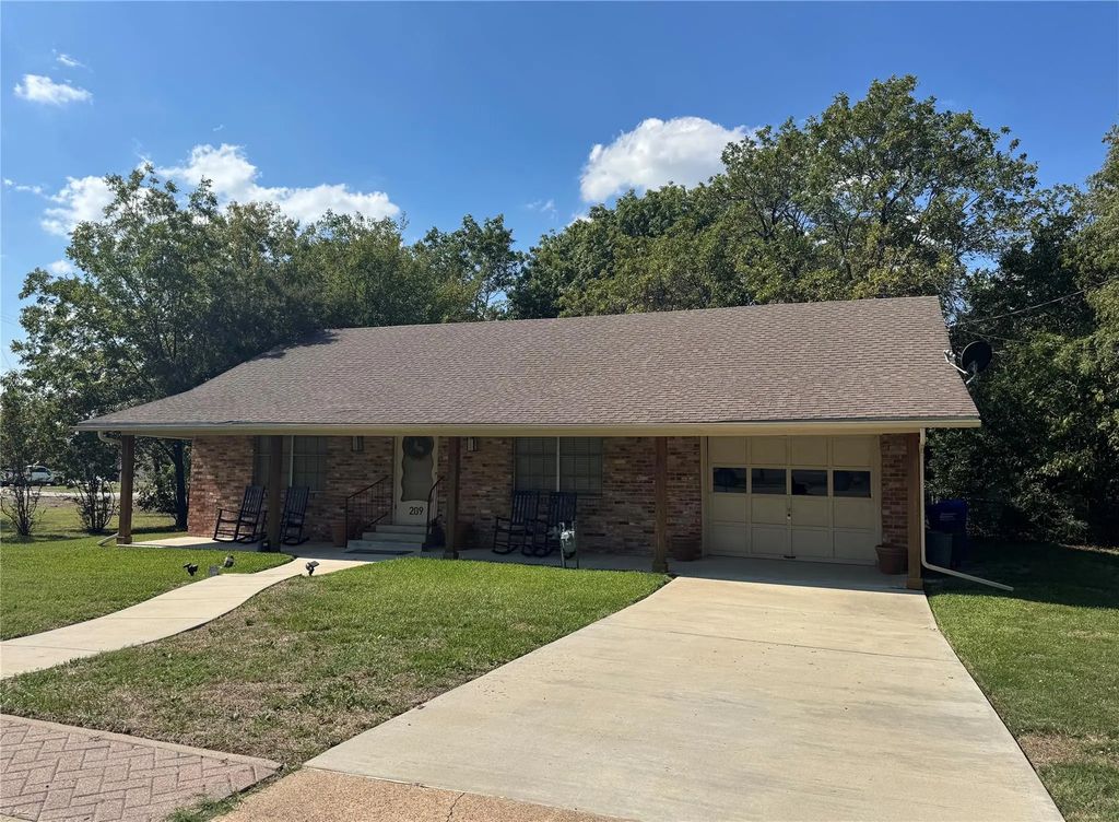 209 N Elm Street, Royse City