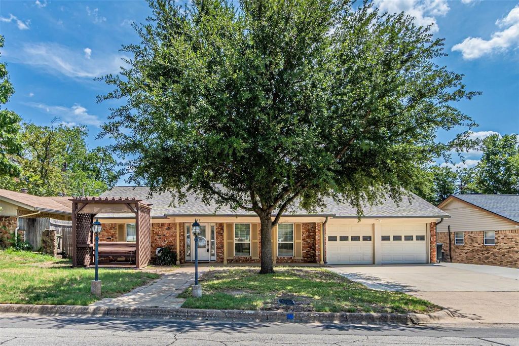 952 Charleston Drive, Bedford