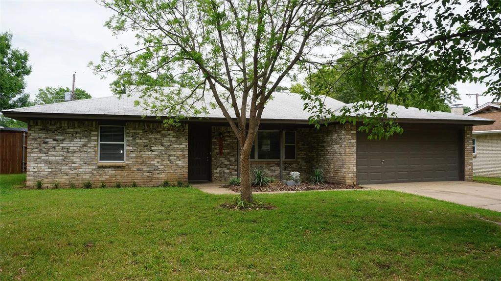 1404 Harrison Lane, Hurst