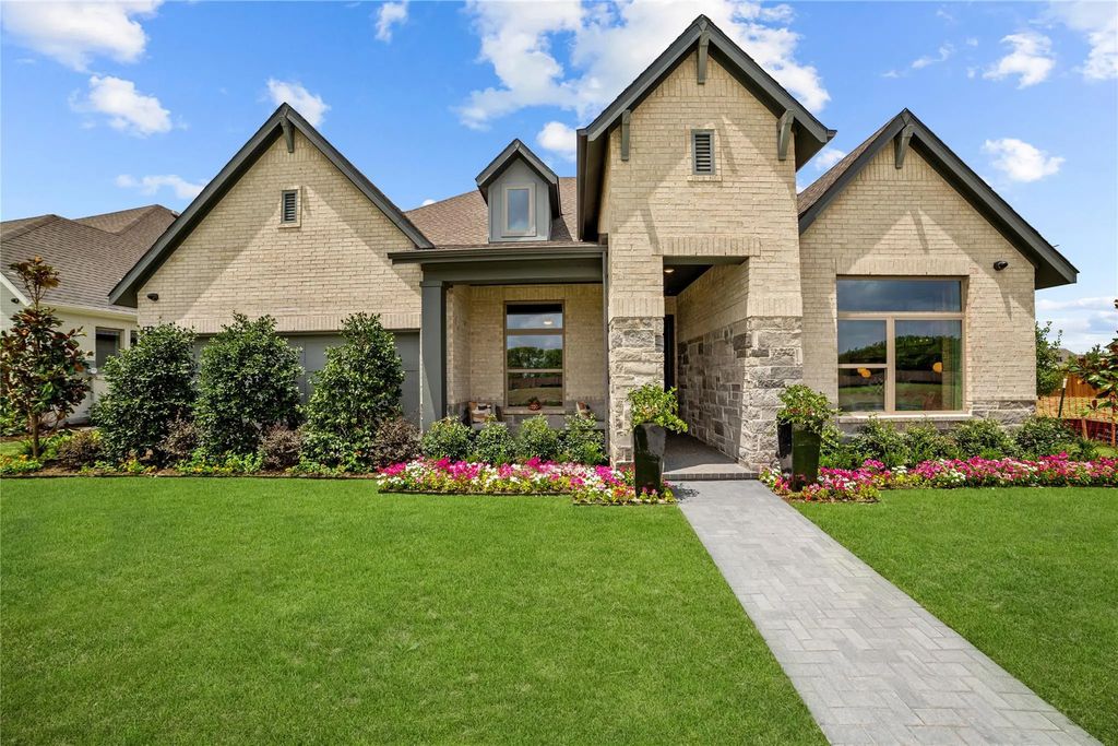 609 Long Trail, Mansfield