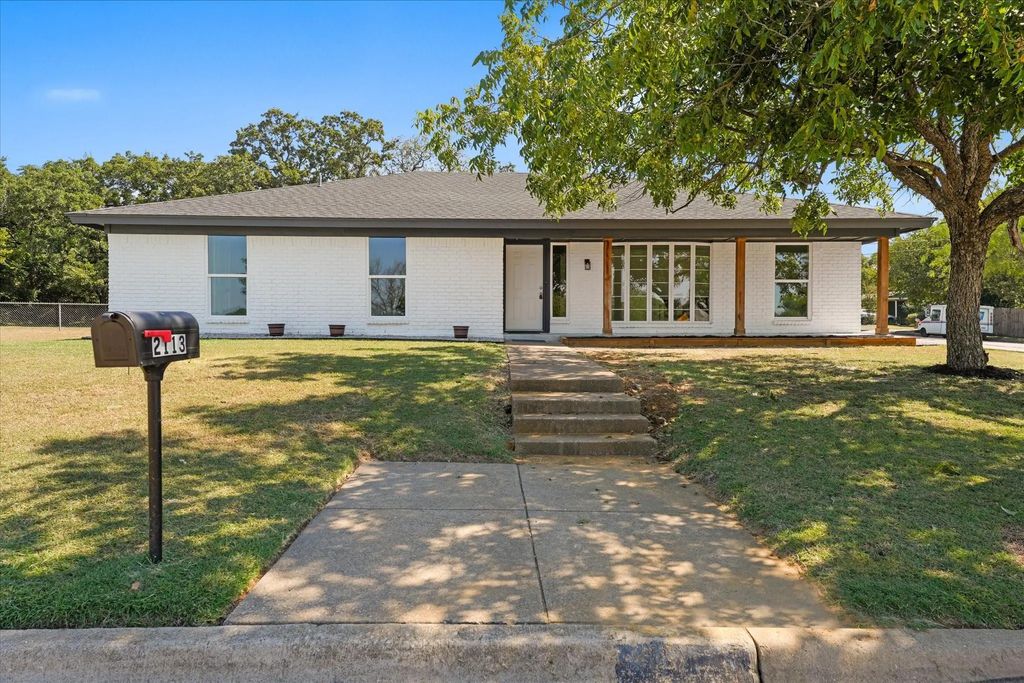 2113 Carverly Drive, Fort Worth