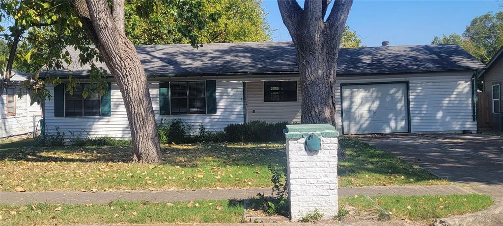 127 Del Rio Avenue, Benbrook