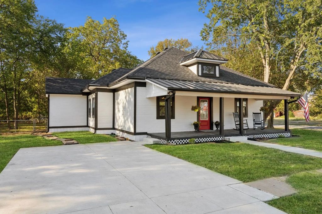 301 E Bois D Arc, Leonard