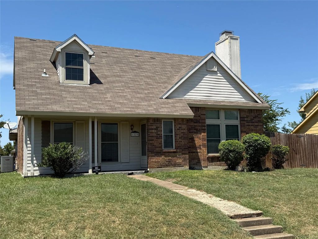 1229 Greenbriar Lane, Lancaster