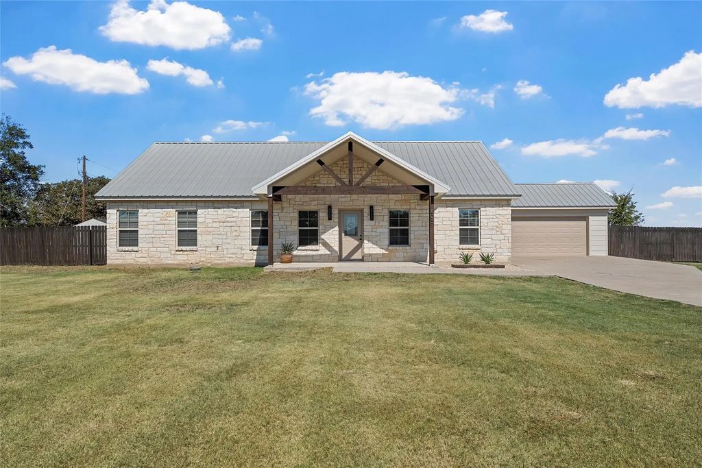 805 N Main Street, McGregor