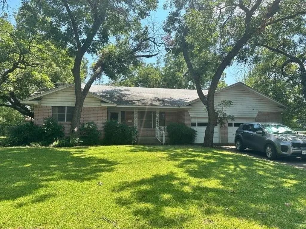 1302 Brittany Lane, Arlington