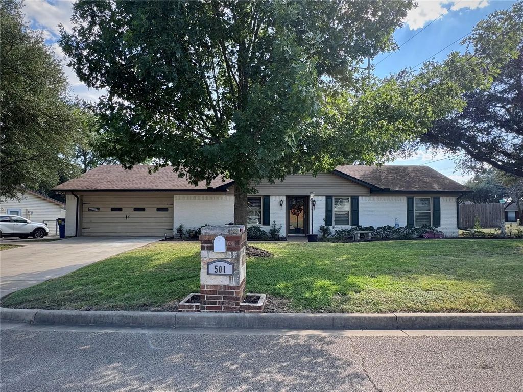 501 Rolling Hills Drive, Hewitt