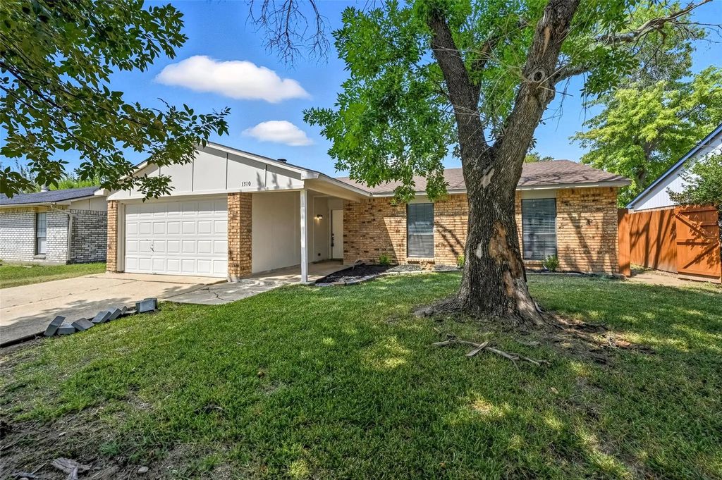1310 California Trail, Grand Prairie