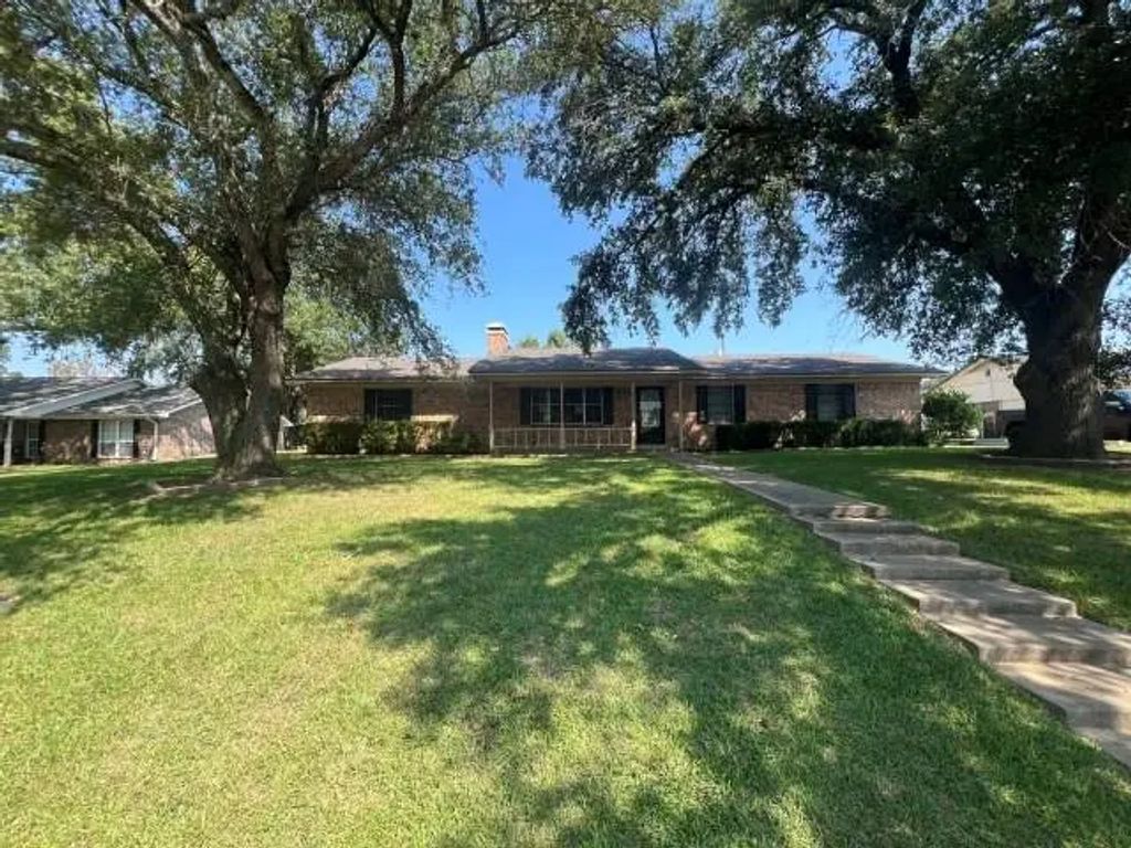 523 Clearwater Road, Grand Saline