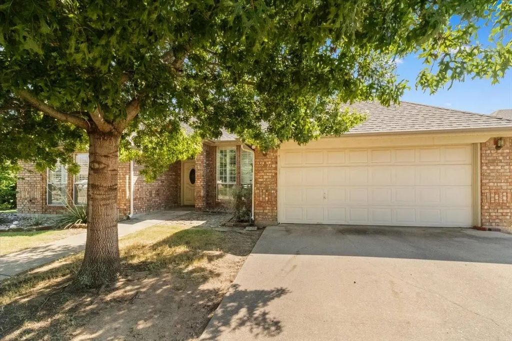 8304 Emerald Circle, North Richland Hills