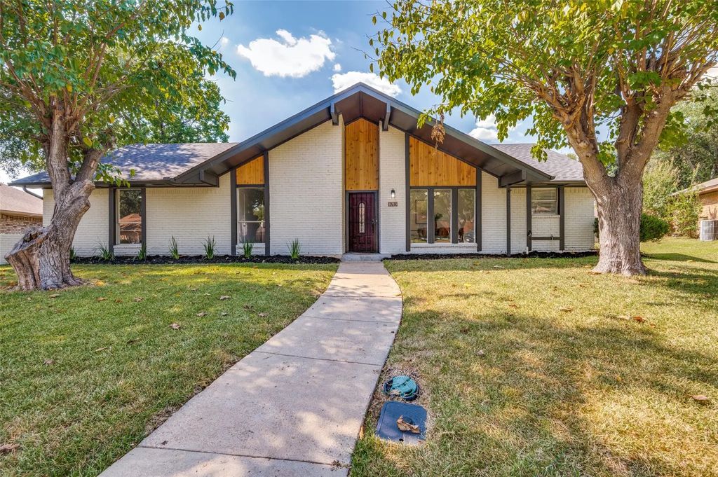1013 Briarwood Lane, DeSoto