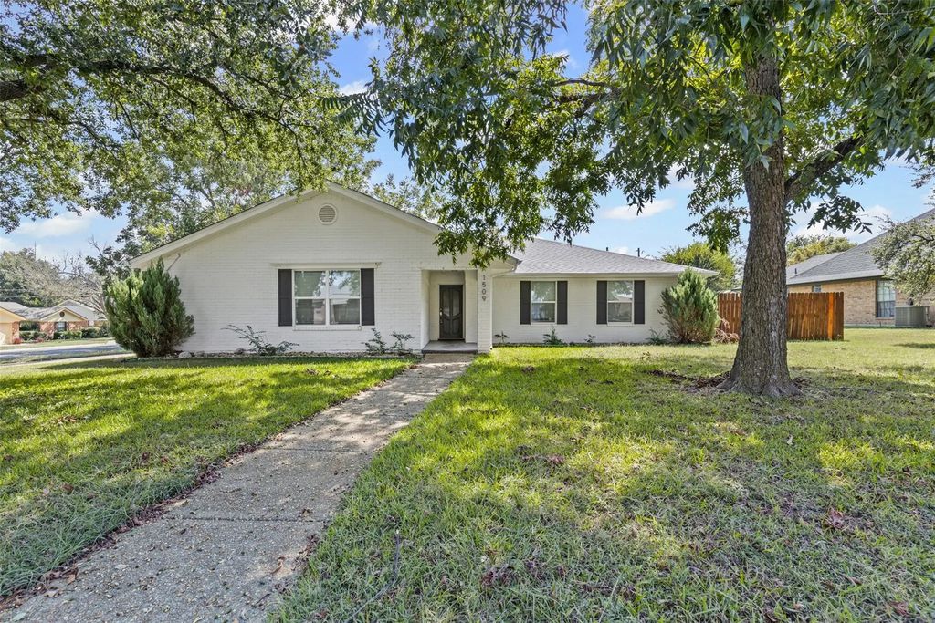 1509 Surry Place Drive, Cleburne