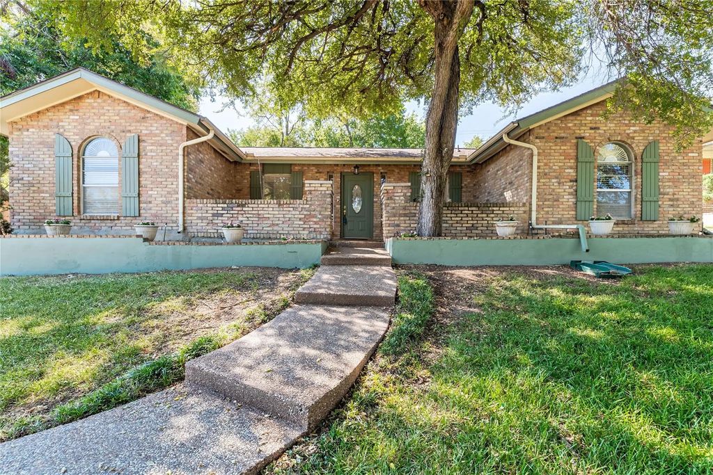 1917 Rock Creek Drive, Grand Prairie