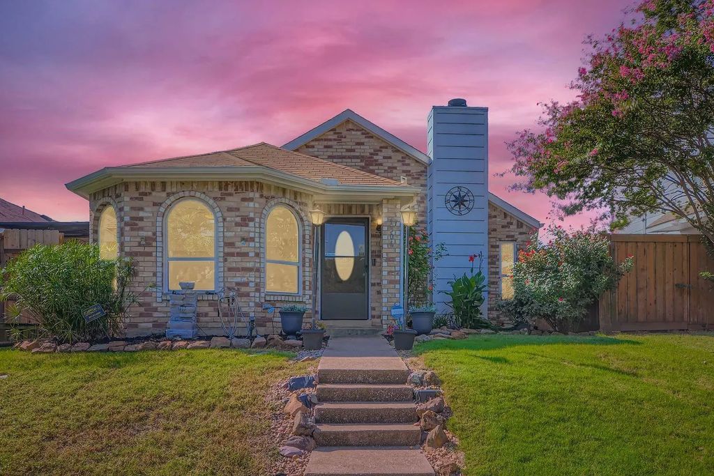1306 Maplewood Drive, Lewisville