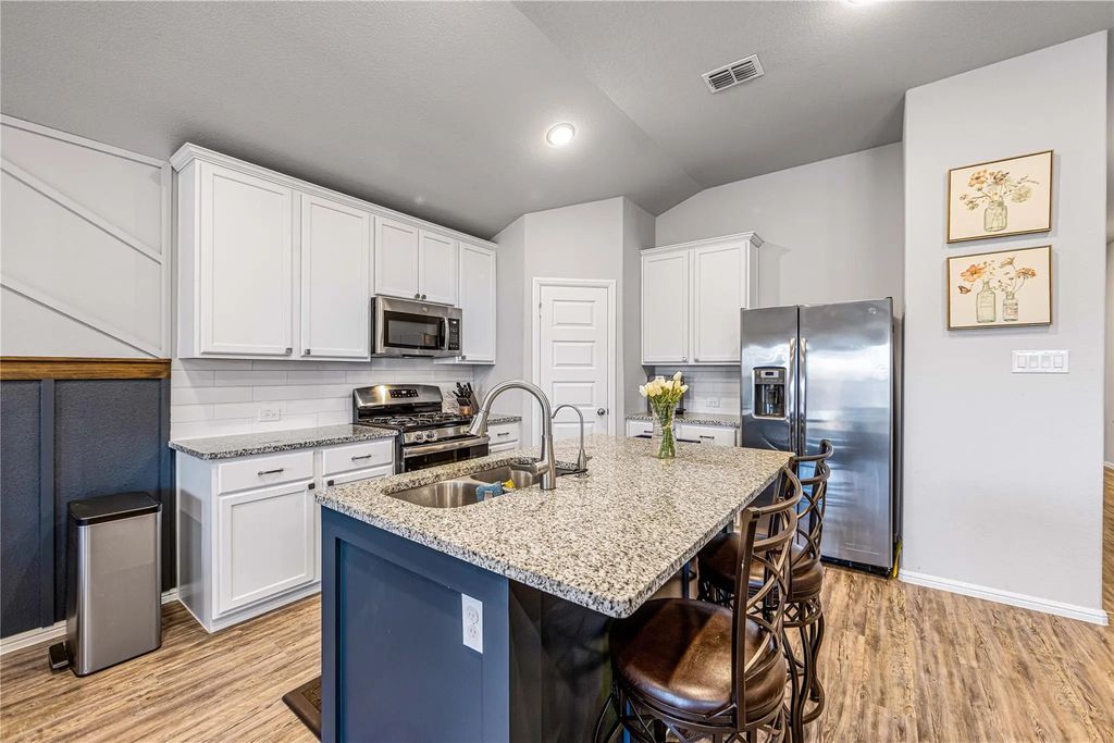 8816 Landergin Mesa Drive, Fort Worth