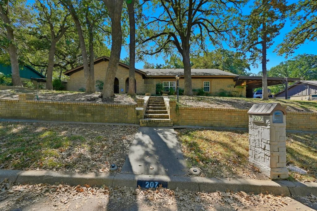 207 Trailwood Drive, Euless