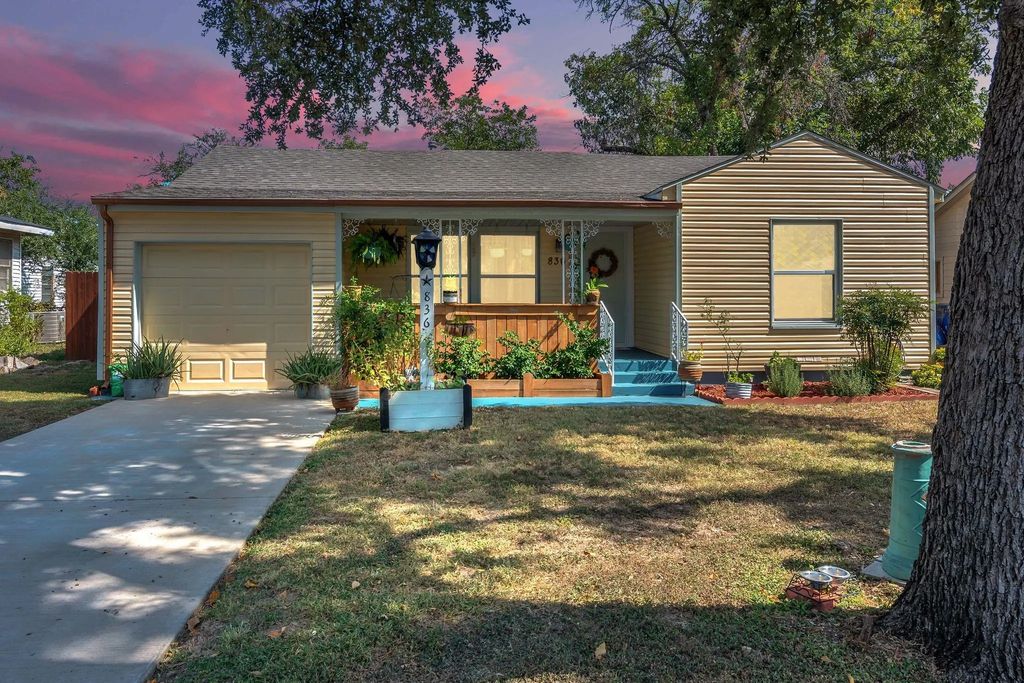836 Yale Street, River Oaks