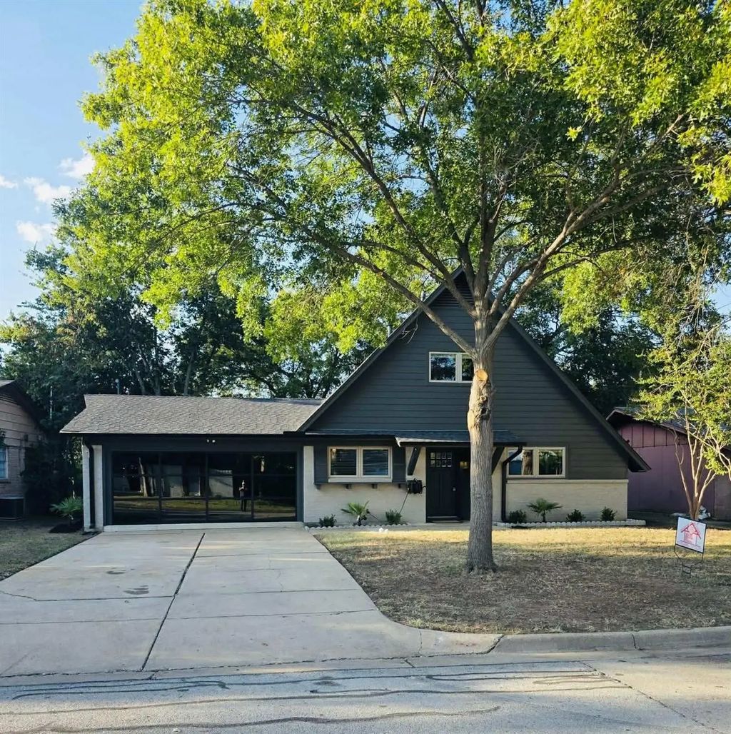 324 Lena Lane, Burleson