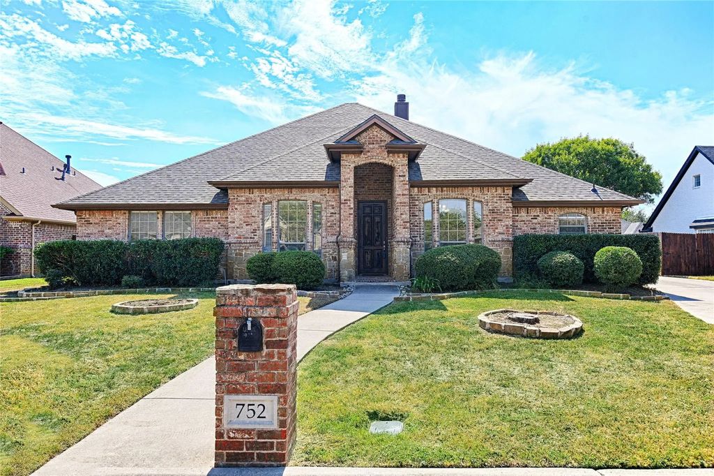 752 Trails End Circle, Hurst