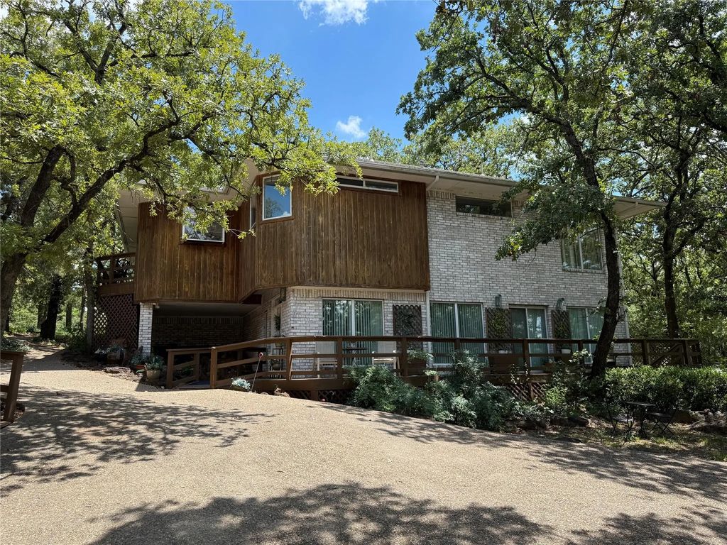 104 Pawnee Trail, Gainesville