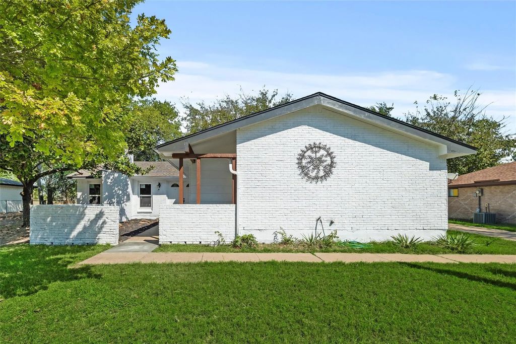 707 Live Oak Court, Red Oak