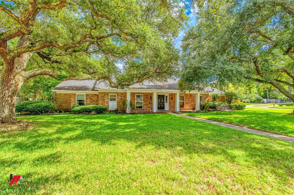 589 Spring Lake Drive, Shreveport