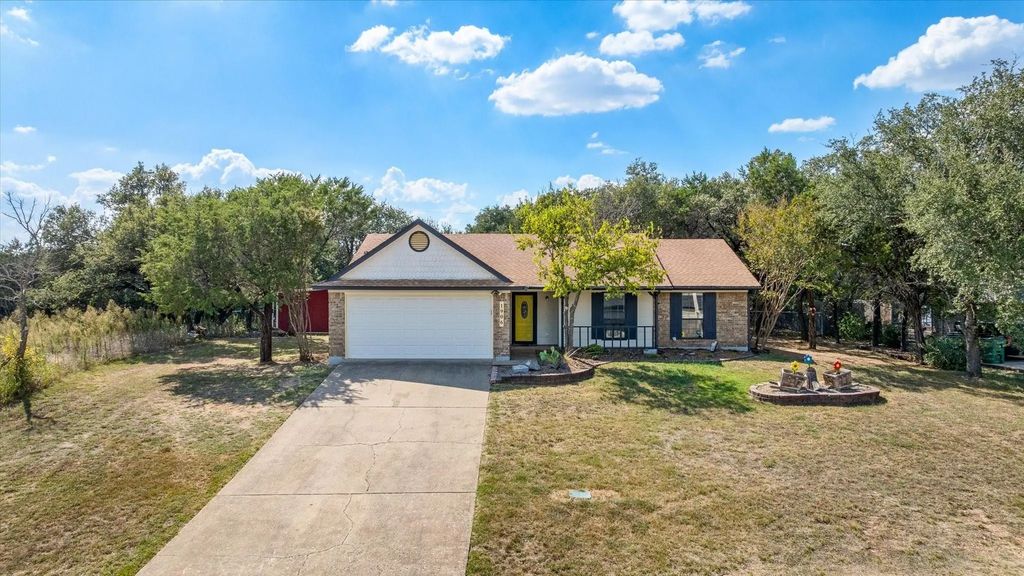 1906 W Spanish Trail Drive, Granbury
