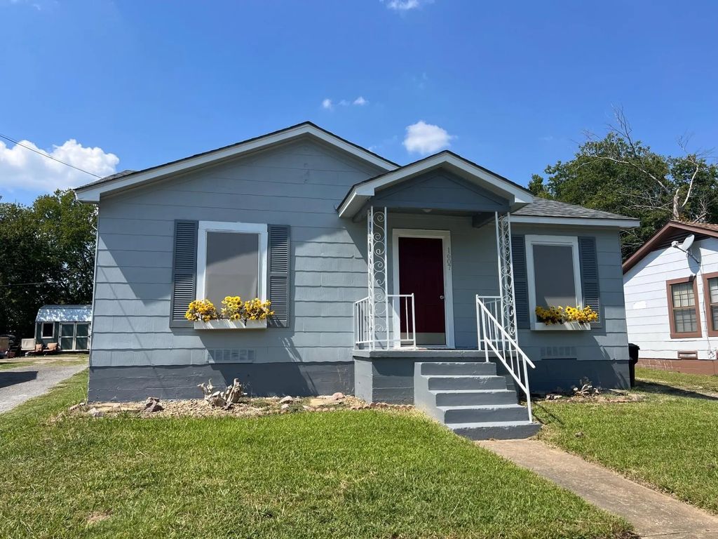 1607 Lyndana Avenue, Denison