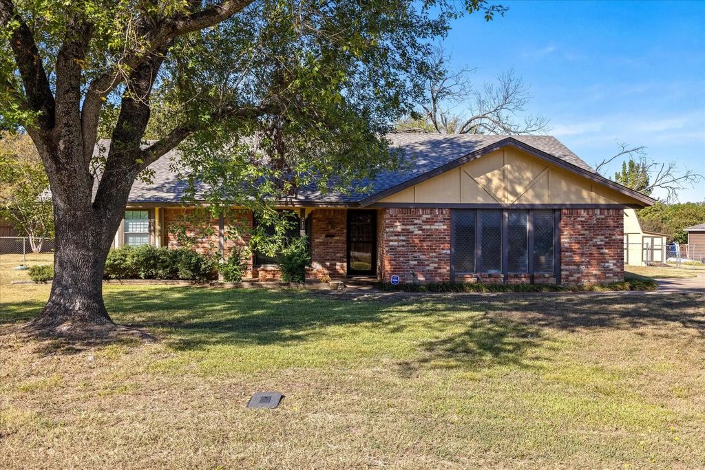 217 Gatewood Circle E, Burleson