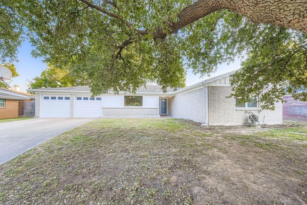 420 Bedford Court W, Hurst