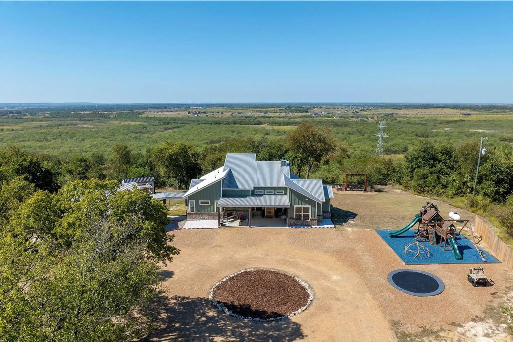 1050 El Camino, Waxahachie