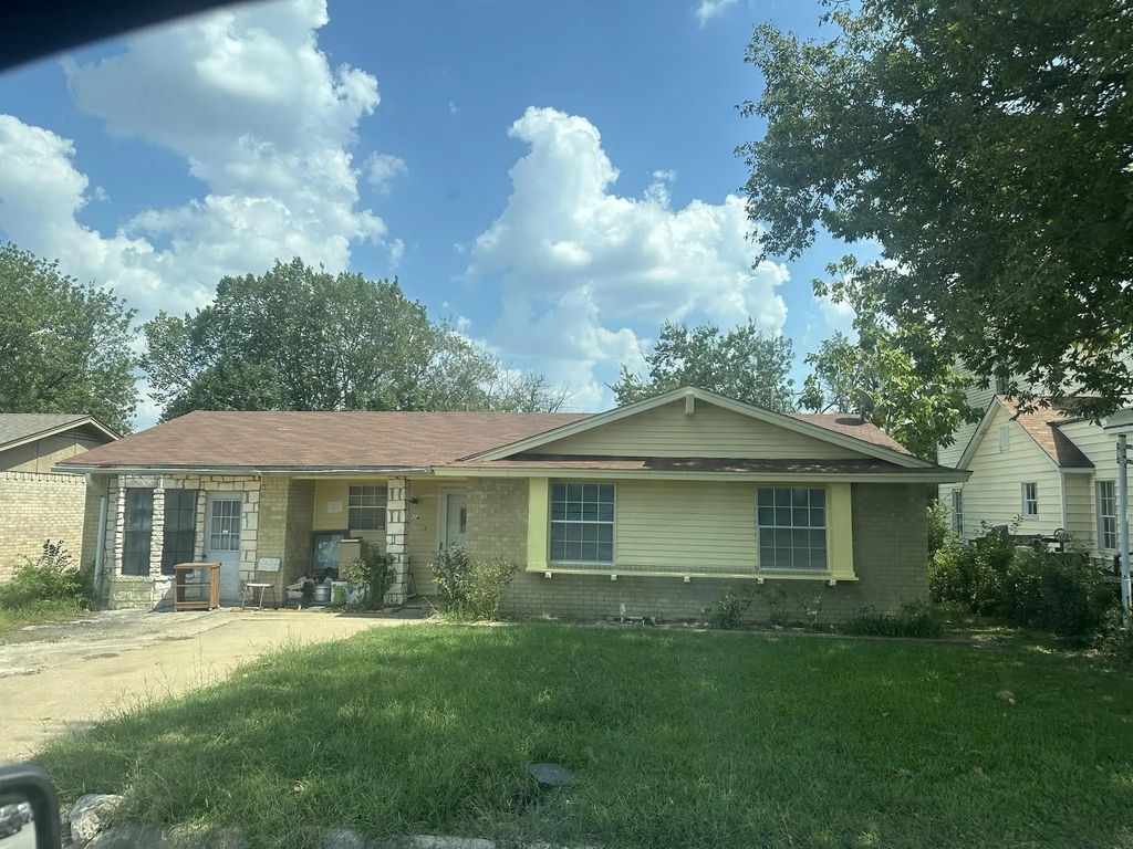 214 College Street, Royse City
