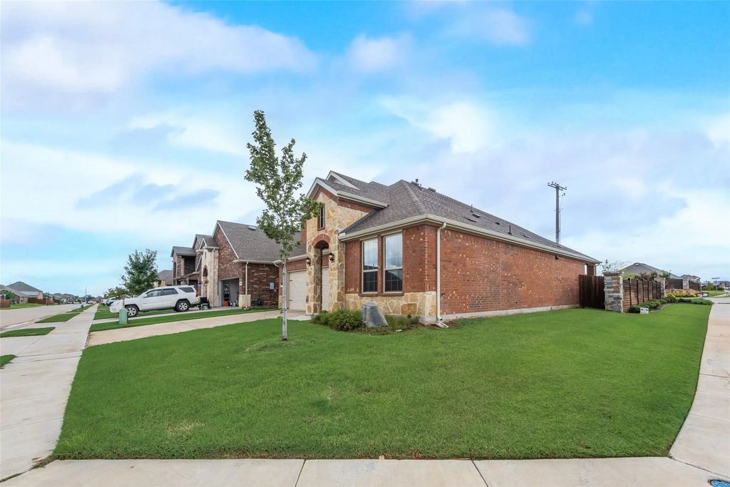 3235 Brady Starr Drive, Aubrey