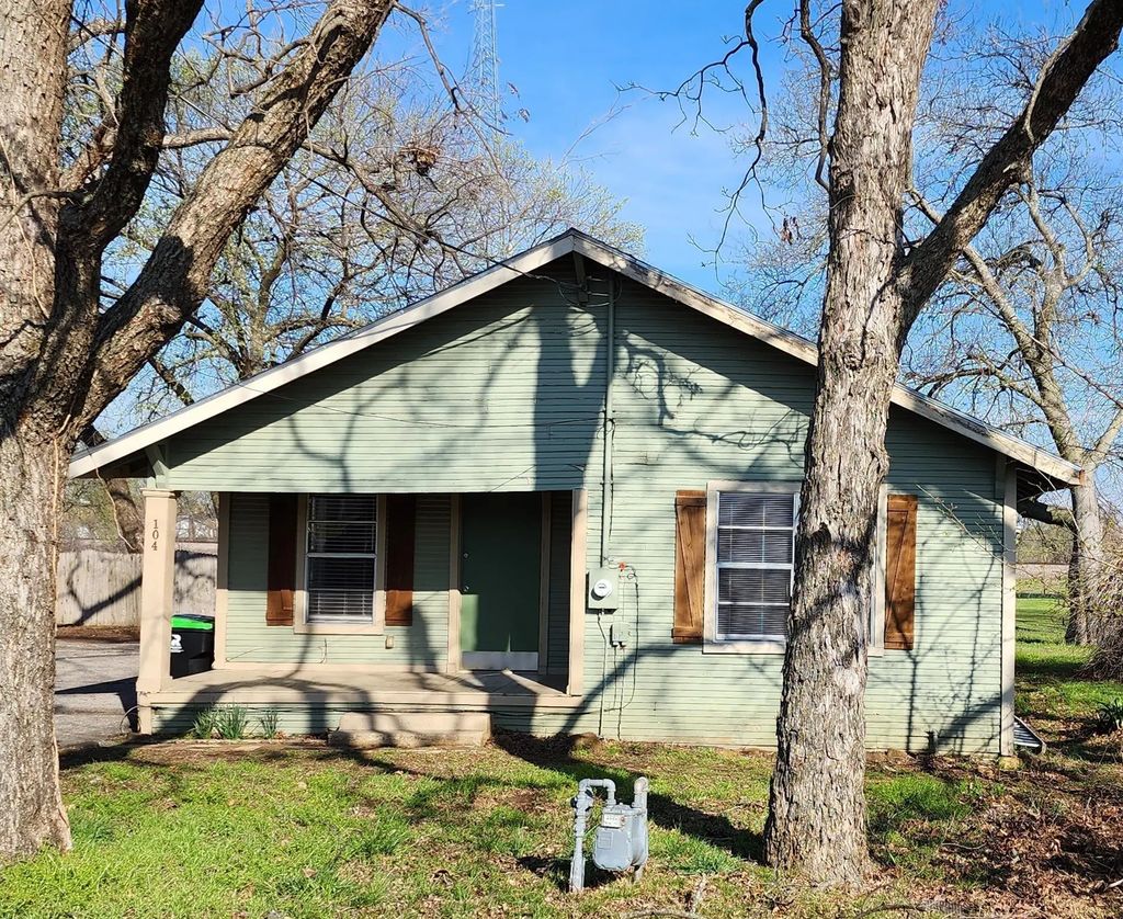 104 W Sycamore Street, Aubrey