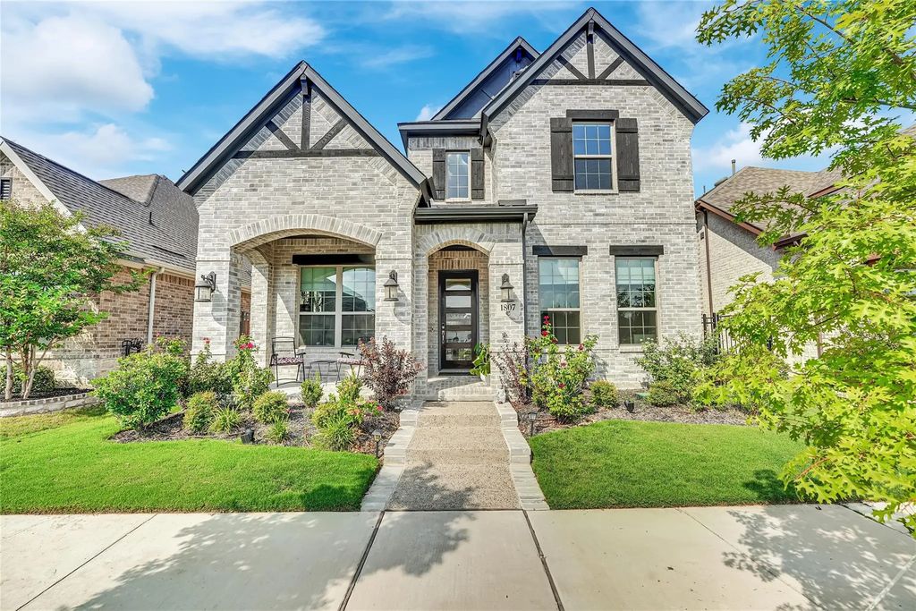 1807 Coopers Hawk Drive, Arlington