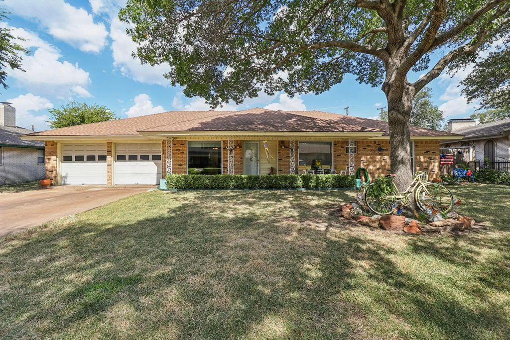 2105 Briarwood Boulevard, Arlington
