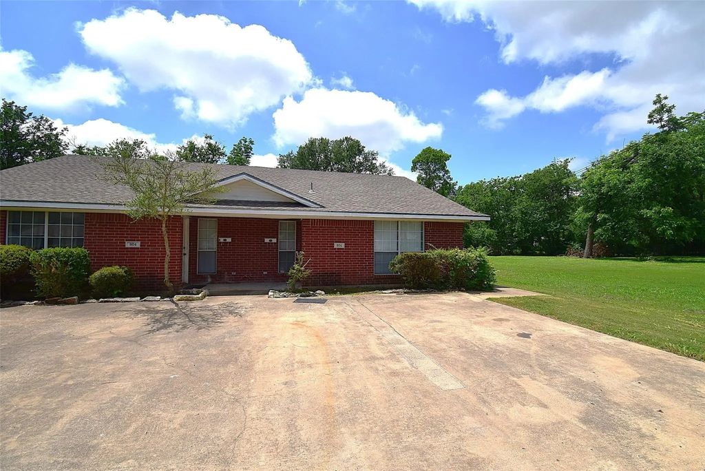 804 E College Street B, Terrell