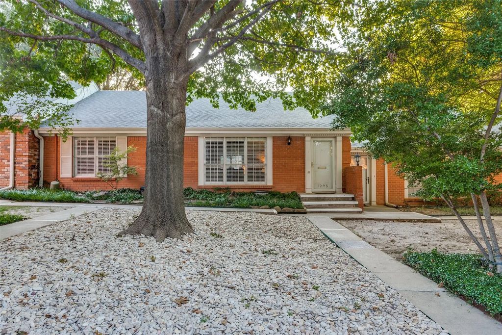 1295 Roaring Springs Road, Fort Worth