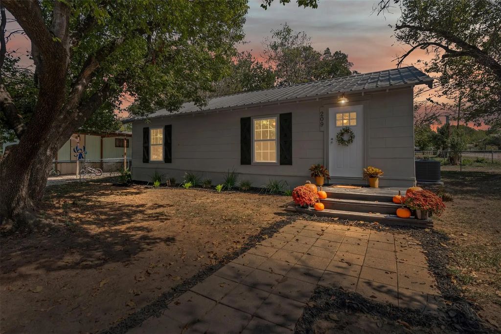 209 2nd Street, Glen Rose
