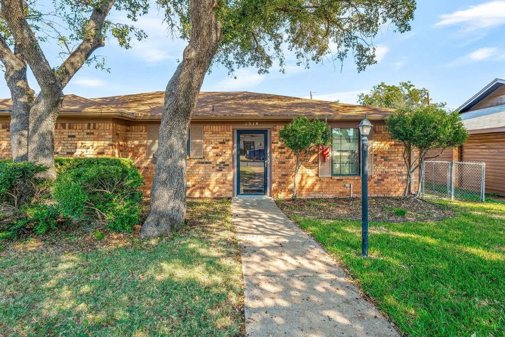 1514 Thomas Lane, Graham